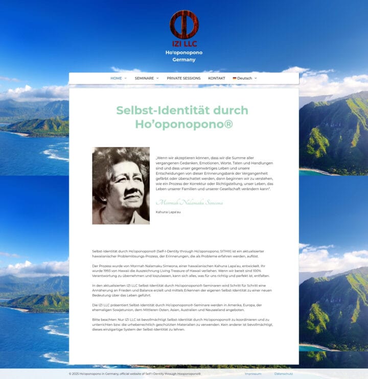 Homepage mit Selbst-Identitätssystem und Hintergrundbild eines Meeres und Berge.