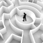 Kreisförmiger Labyrinth mit einem Mann in der Mitte.