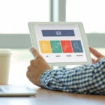 SEO-Optimierung auf Tablet, digitales Marketing und Webentwicklung.