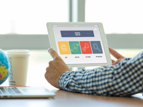 SEO-Optimierung auf Tablet, digitales Marketing und Webentwicklung.