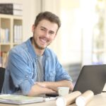 Professioneller Mann arbeitet am Laptop in modernem Büro.