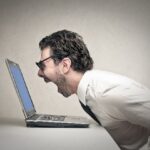 Schrechter Mann vor Laptop, Internet-Belustigung, Computer, digital, Technik.