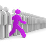 Lila Figur verlässt Reihe grauer Figuren.