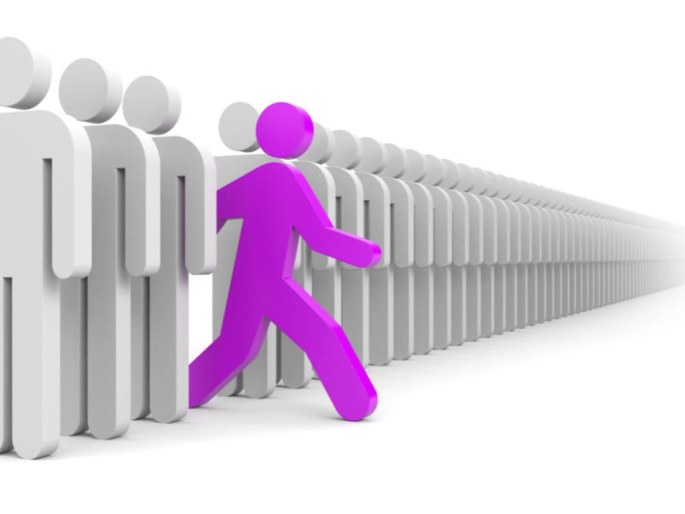 Lila Figur verlässt Reihe grauer Figuren.