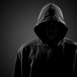 Dunkle Silhouette mit Kapuzenpulli