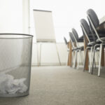 Papierkorb und Stuhlreihe in Besprechungsraum