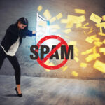 Frau stoppt Spam mit Schild und Briefe fliegen