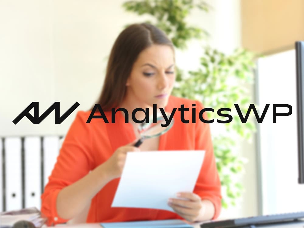 Frau liest Dokument mit Lupe, AnalyticsWP Schriftzug