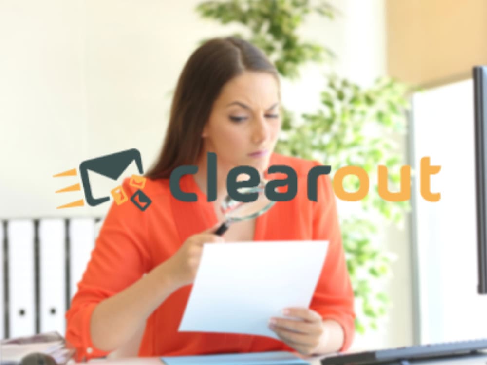 Frau liest, Clearout-Logo überlagert.