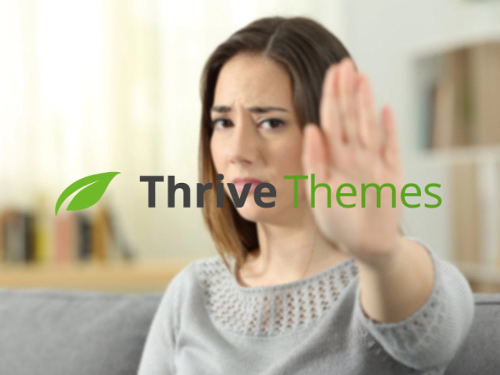 Frau mit erhobener Hand, Thrive Themes Logo