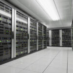 Rechenzentrum mit Server-Racks und Beleuchtung