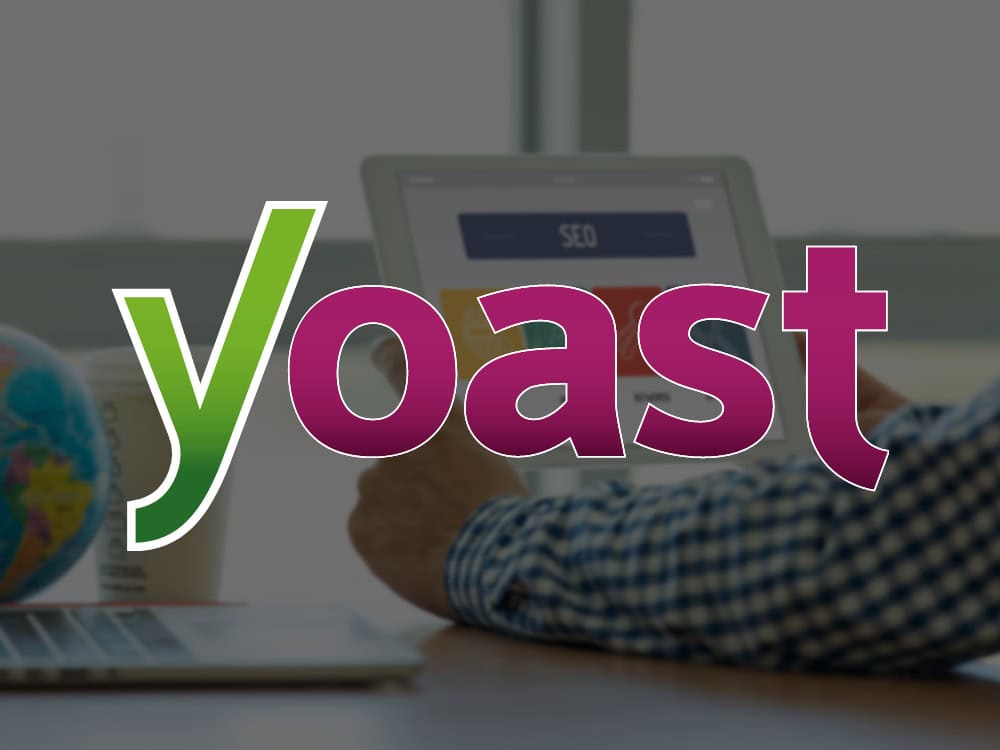 Yoast-Logo über Laptop mit SEO-Ansicht