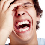 Lachender Mann mit weit geöffnetem Mund