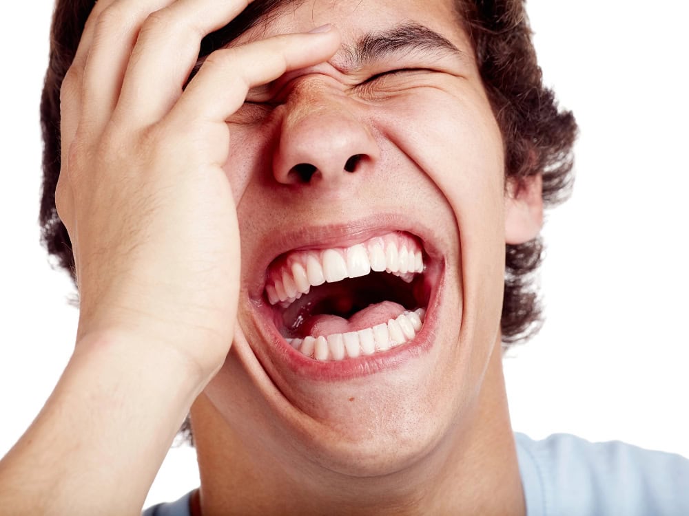 Lachender Mann mit weit geöffnetem Mund