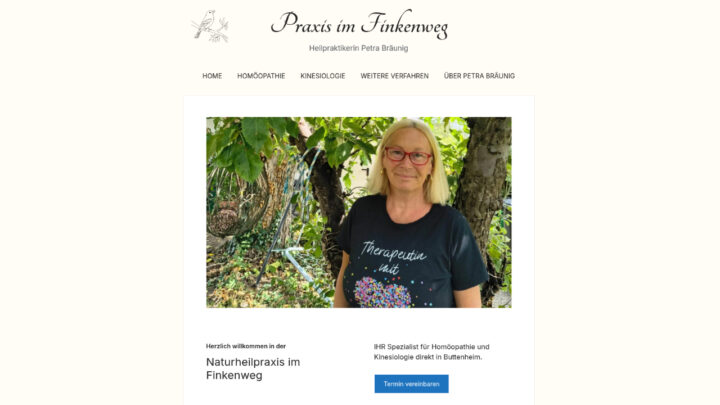 Petra Brauning, Heilpraktikerin, im grünen Garten mit Bäumen im Hintergrund.
